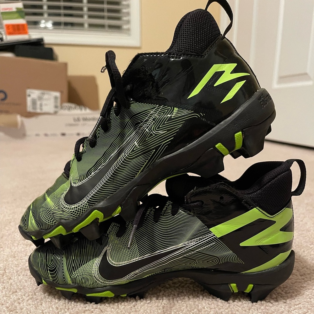 Youth Nike Alpha Menace 2 Shark RW GS ‘Black Volt’ Size 4Y.